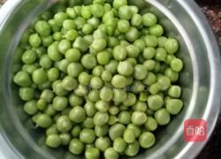 豌豆粒炒五花肉的做法图解1