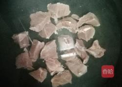 土豆烩肉的做法图解1