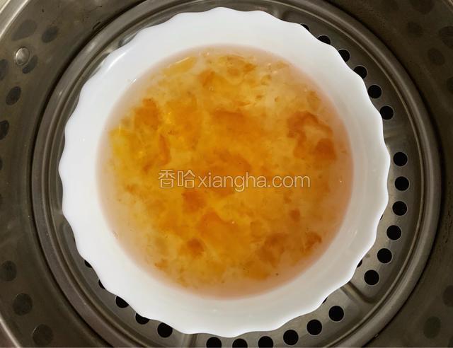 加适量清水上蒸锅中大火蒸三十分钟