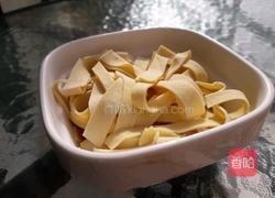 腊肠蒸豆皮的做法图解1