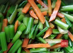 芹菜花生米的做法图解3