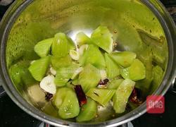 十分钟之速食 青笋炒香肠的做法图解2