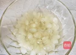 桃胶皂角米银耳羹的做法图解3