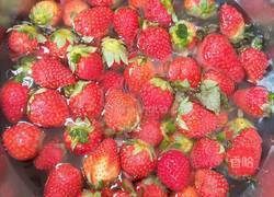 草莓奶昔的做法图解1