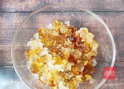 桃胶炖牛奶的做法图解1