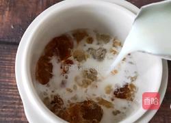 桃胶炖牛奶的做法图解3