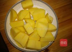 土豆闷鸡的做法图解1