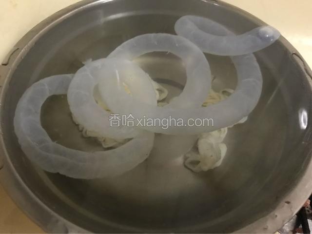 打开水龙头，提起肠衣一端冲入水清洗肠衣内部。