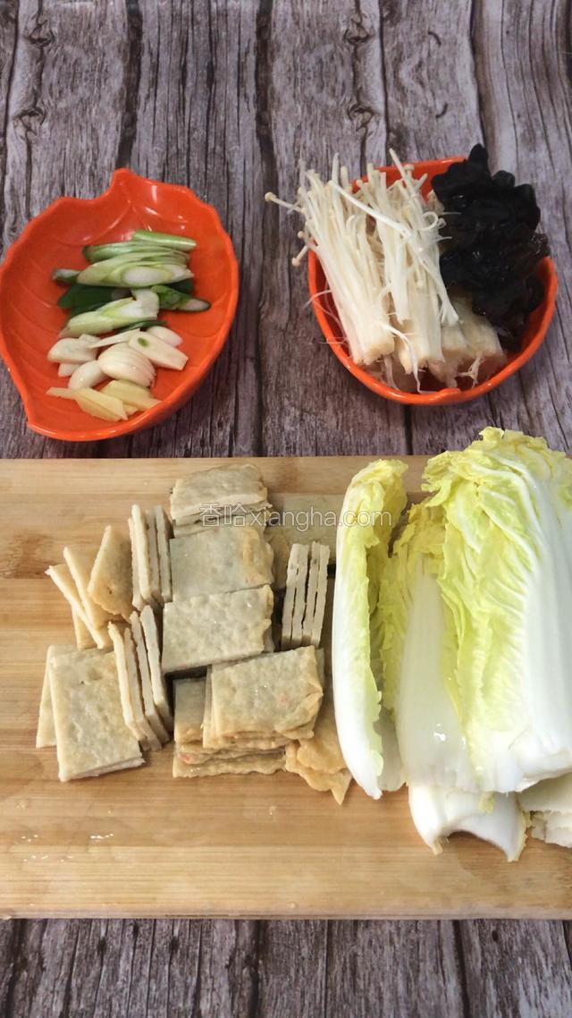 准备食材，如图所示，鱼饼提前10分钟凉水泡发切成大块，葱、姜、蒜切片，金针菇洗净撕开，切去根部，提前发好的木耳去根蒂撕成大块，娃娃菜洗净备用。