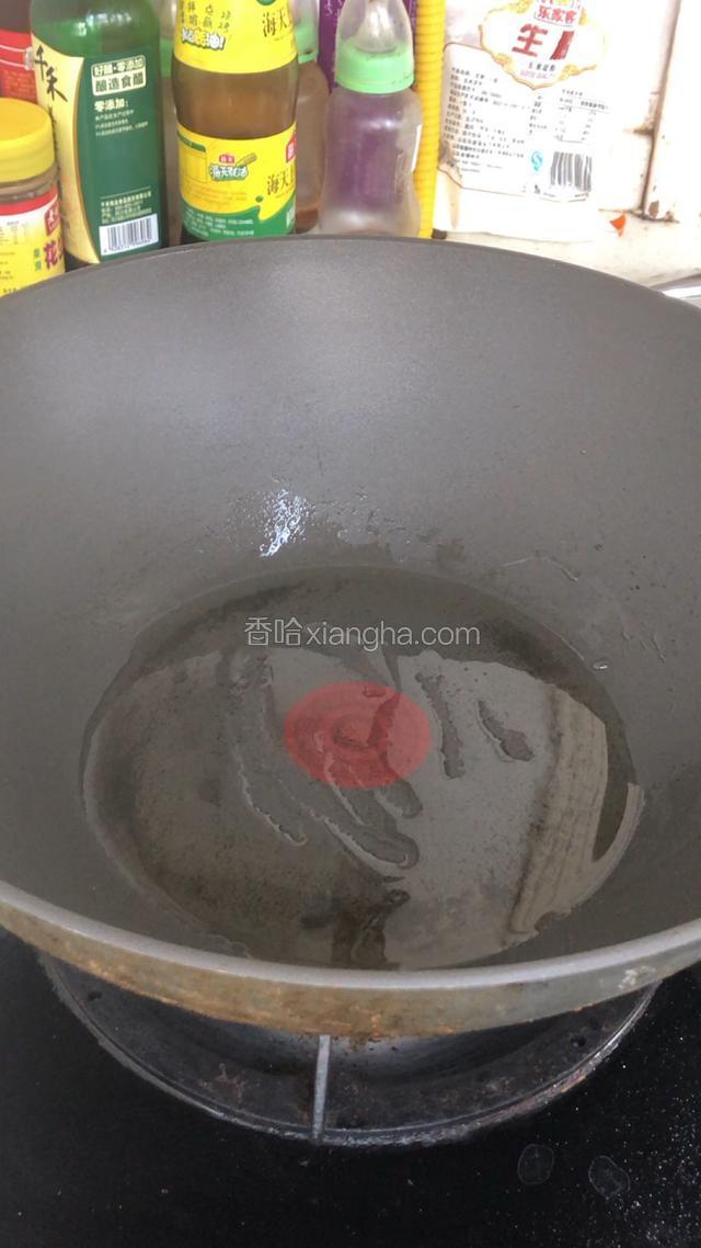锅中加少许油。