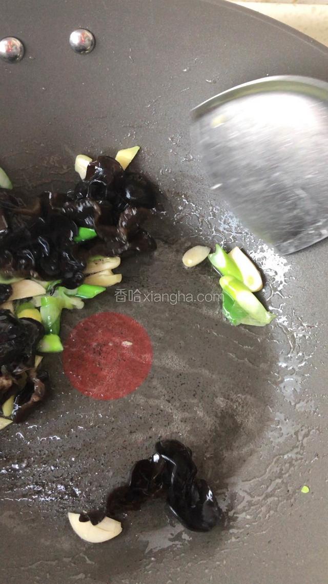 下入木耳。