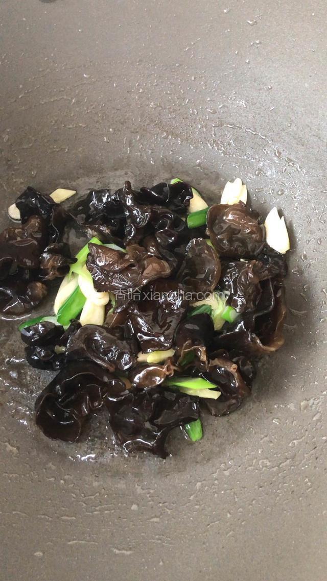 翻炒至断生。