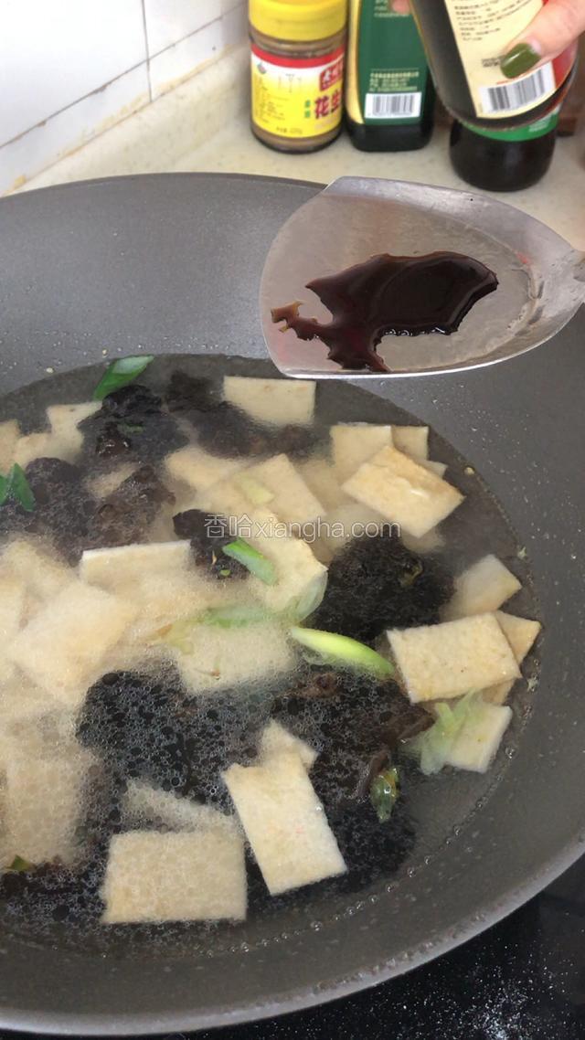 加入适量的水，加入5克生抽。