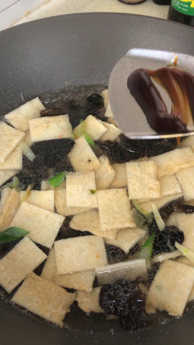 加入少许蚝油提鲜。