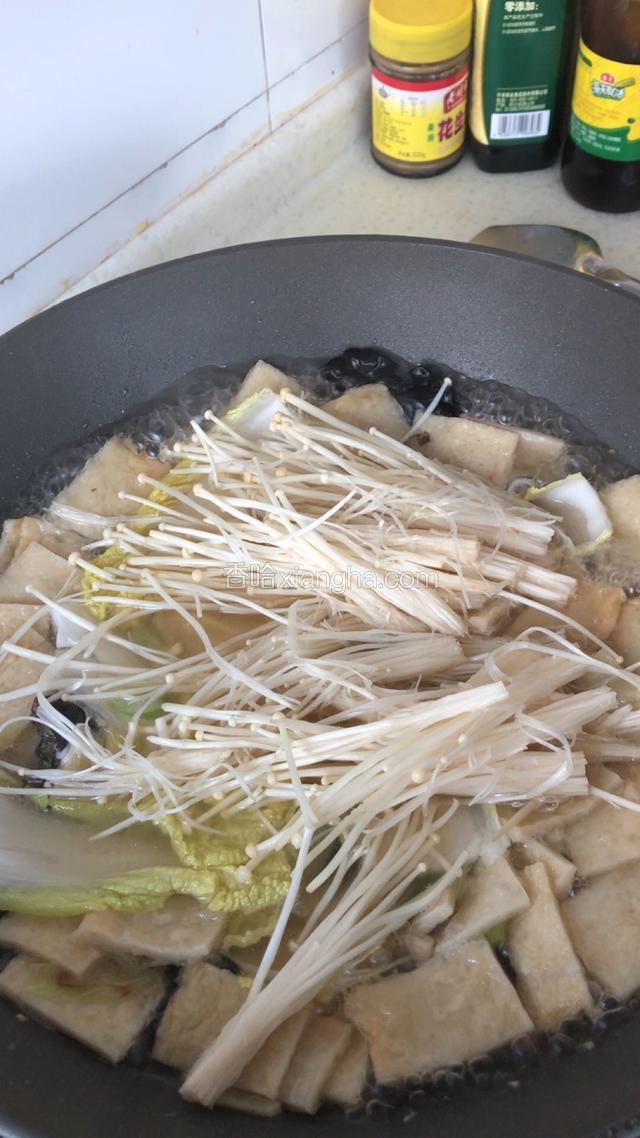 加入金针菇，开中火慢炖。