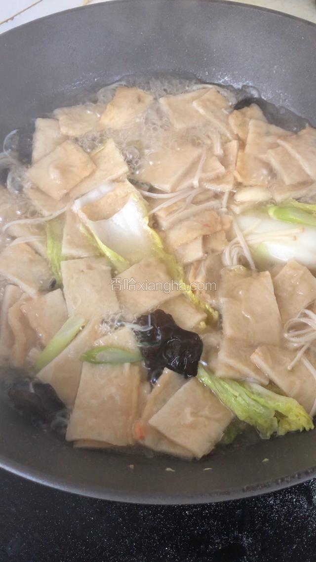 这时候锅中的鱼饼汤，已经发散发出很鲜的香味了。