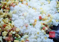 凤梨（菠萝）炒饭的做法图解4