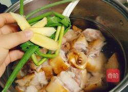 红烧黄豆炖猪蹄的做法图解2