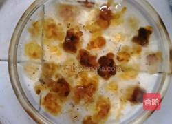 桃胶炖木瓜的做法图解2