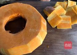 葡萄干蒸南瓜的做法图解1