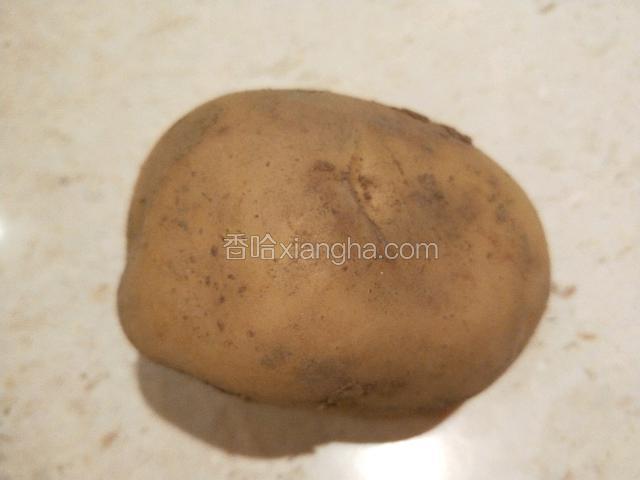 土豆一个去皮洗干净。