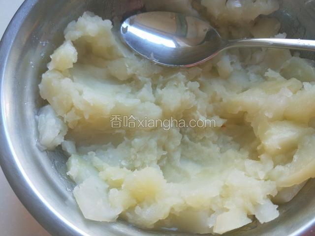 蒸好的土豆加适量盐，鸡精，用勺子压成泥。