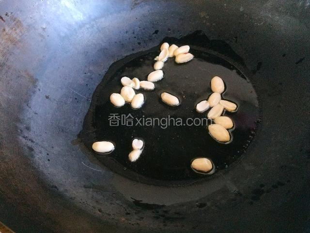 去皮花生米少许用热油炒熟。