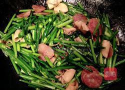 腊肠墨鱼炒蒜苔的做法图解2