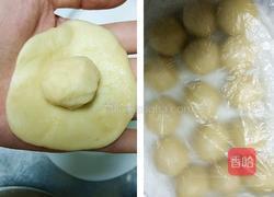 奶香味十足的麻薯蛋黄酥的做法图解4