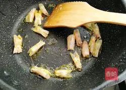 Illustration of how to make shrimps, eggs and fried peas 9