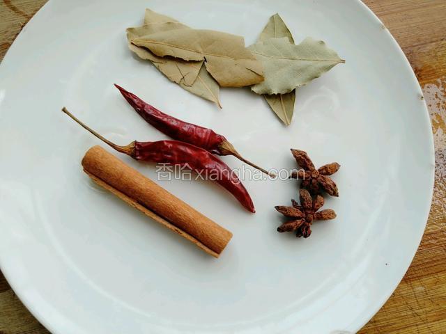 准备香料过一遍水待用