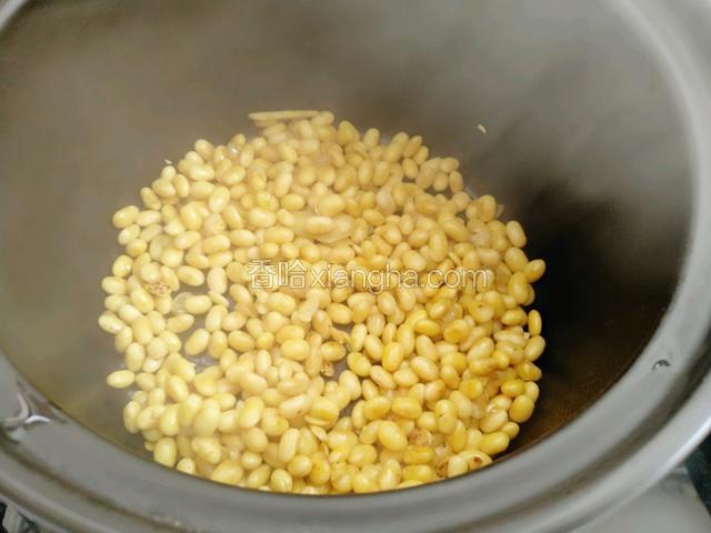 准备砂锅把炒过的黄豆放入砂锅内