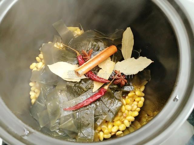 把所有香料一起放入砂锅