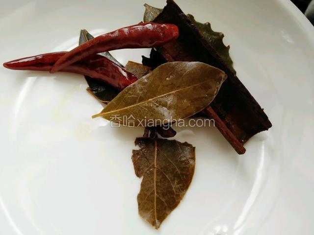 时间到了把香料用筷子夹出
