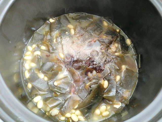 放入盐，胡椒粉，生抽，老抽，耗油搅拌均匀收汁即可
