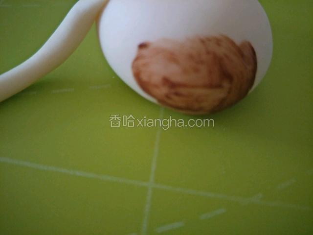 在刷另一侧的花纹。