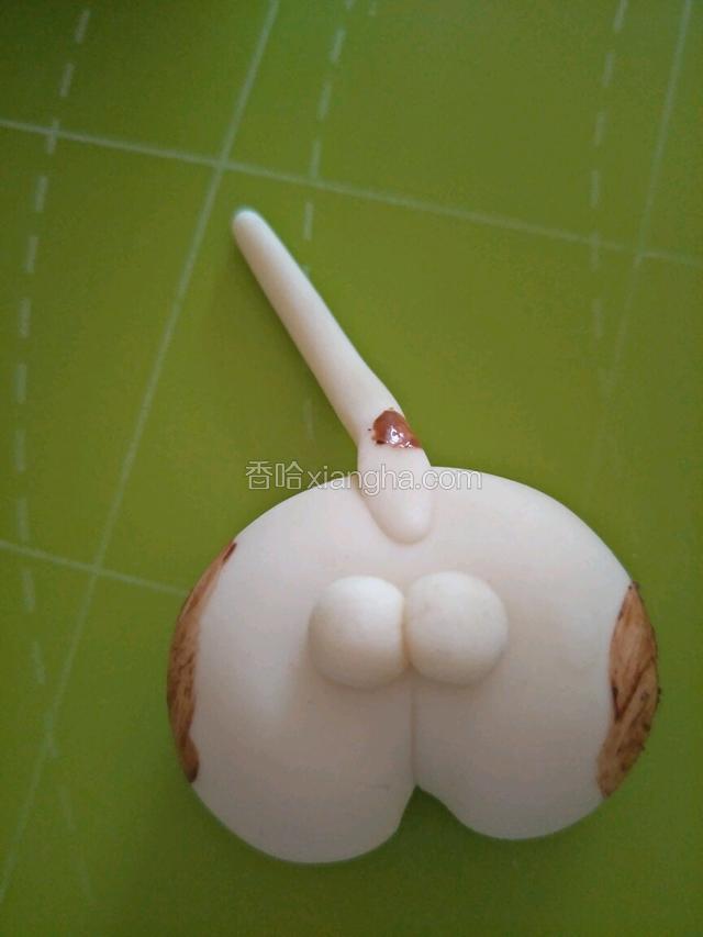 尾巴先刷最上面一部分花纹。