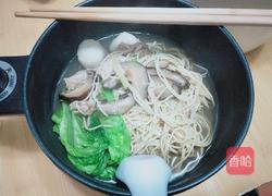 黑胡椒香菇鱼丸汆肉汤面的做法图解6