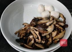黑胡椒香菇鱼丸汆肉汤面的做法图解1