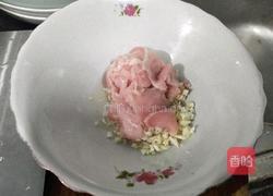 黑胡椒香菇鱼丸汆肉汤面的做法图解2