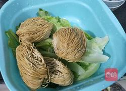 黑胡椒香菇鱼丸汆肉汤面的做法图解5
