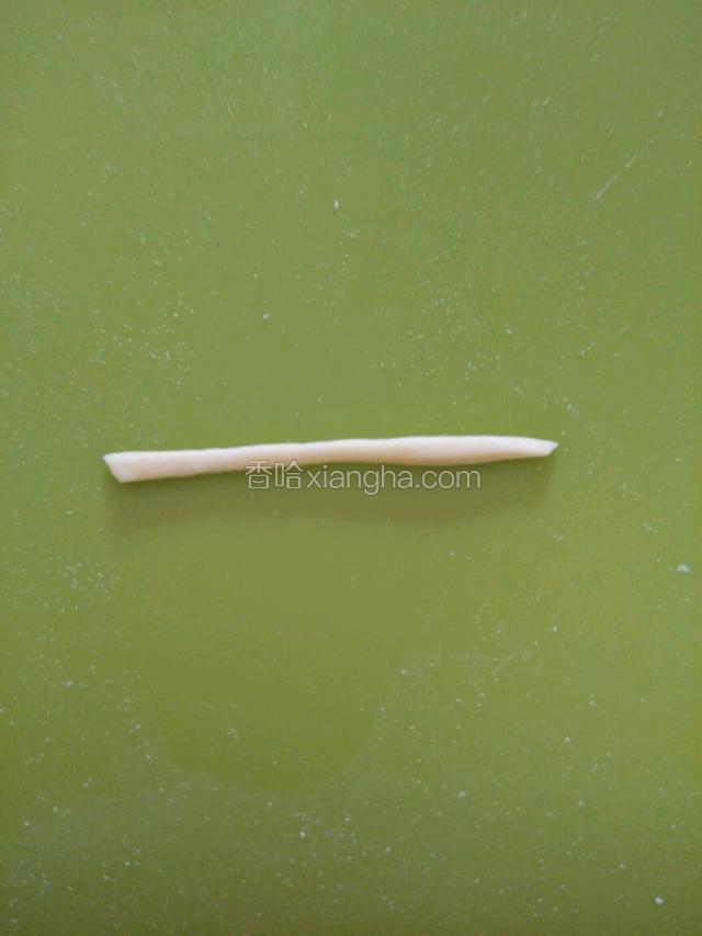 取适量黄色面团搓揉图片样子。
