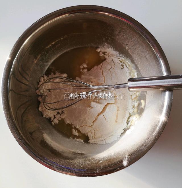 趁热筛入低筋面粉搅拌均匀