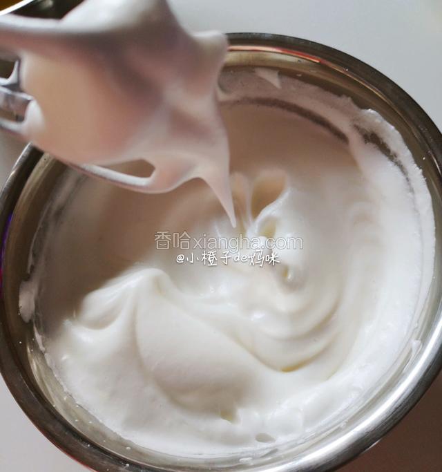 蛋白分三次加入白砂糖，用电动打蛋器打发。此时烤箱可以150度开始预热了。