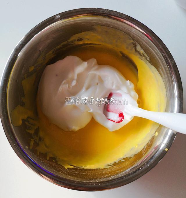 取1/3蛋白倒入蛋黄糊中，翻拌均匀。