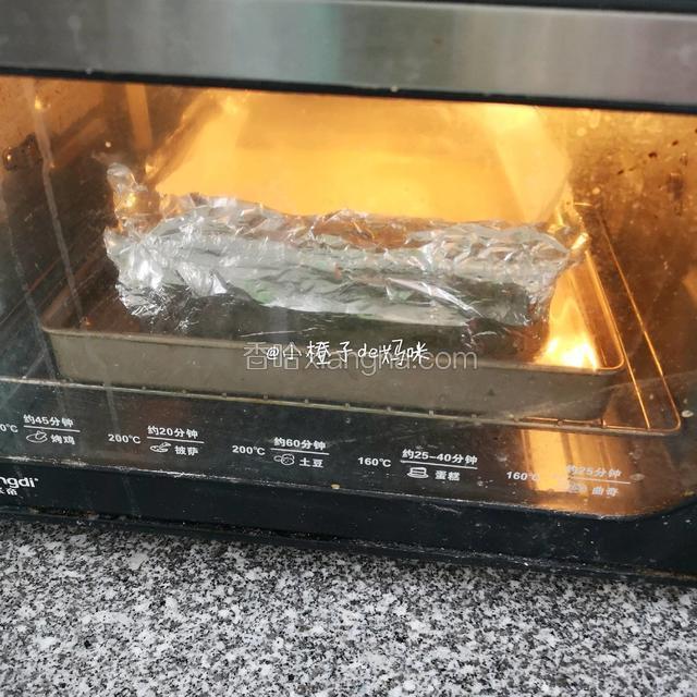 放进装有水的烤盘中水浴加热，水的高度至少3cm。上下火150度烤60分钟（具体时间依各家烤箱而定）