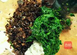 Illustration of how to make prawn, spinach and egg drop soup 3