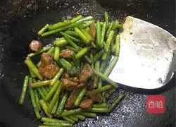 Illustration of how to stir-fry meat with garlic moss 3