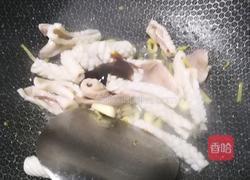 鱿鱼筒爆炒青椒红的做法图解8