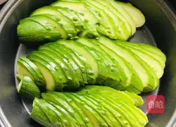 Illustration of how to make pickled cucumber 1